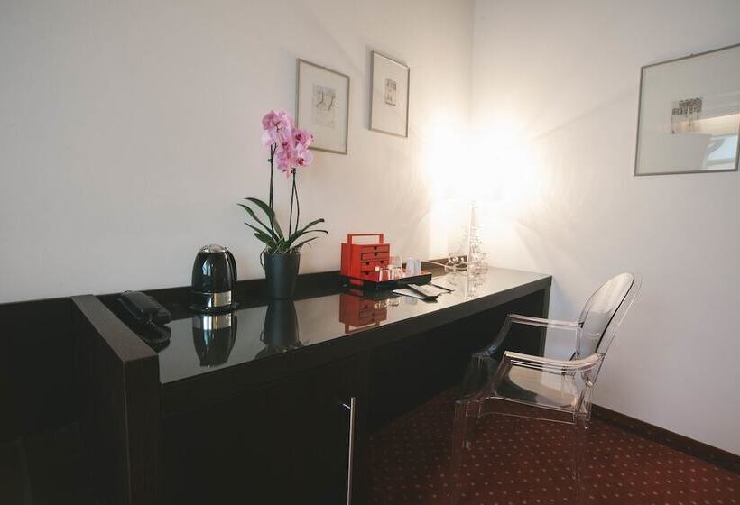 مسافرخانه Relais Santa Corona