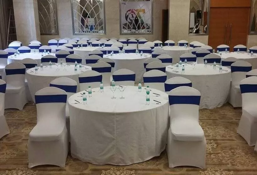 Hotelli Nataraj Sarovar Portico