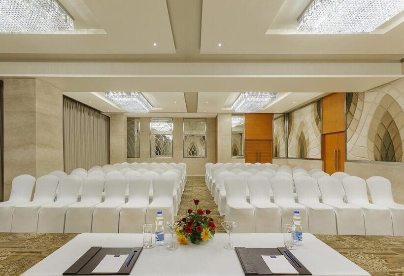 בית מלון כפרי Nataraj Sarovar Portico