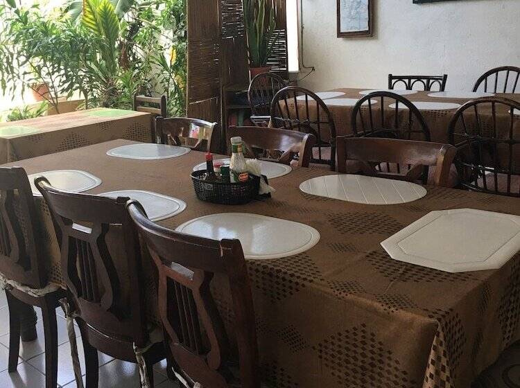 בית מלון כפרי New Eve's Kiosk Dive Resort