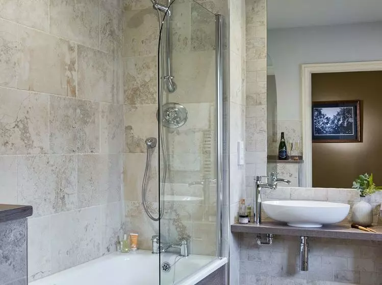 هتل Three Choirs Vineyards