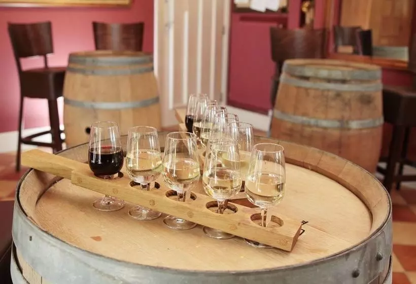 هتل Three Choirs Vineyards