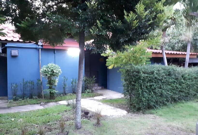 ホテル Baansuankamnun Montree