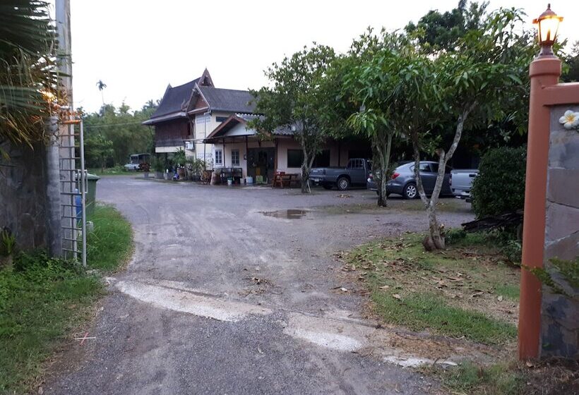 ホテル Baansuankamnun Montree