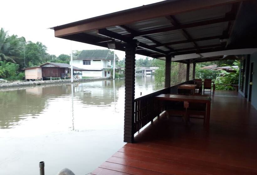 ホテル Baansuankamnun Montree