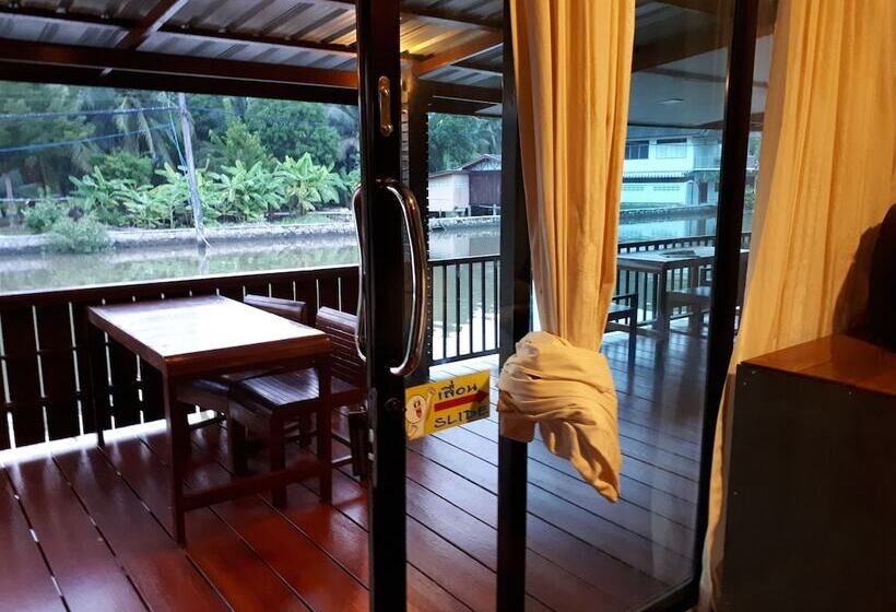 ホテル Baansuankamnun Montree