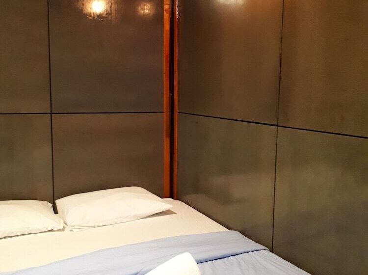 ホテル Baansuankamnun Montree