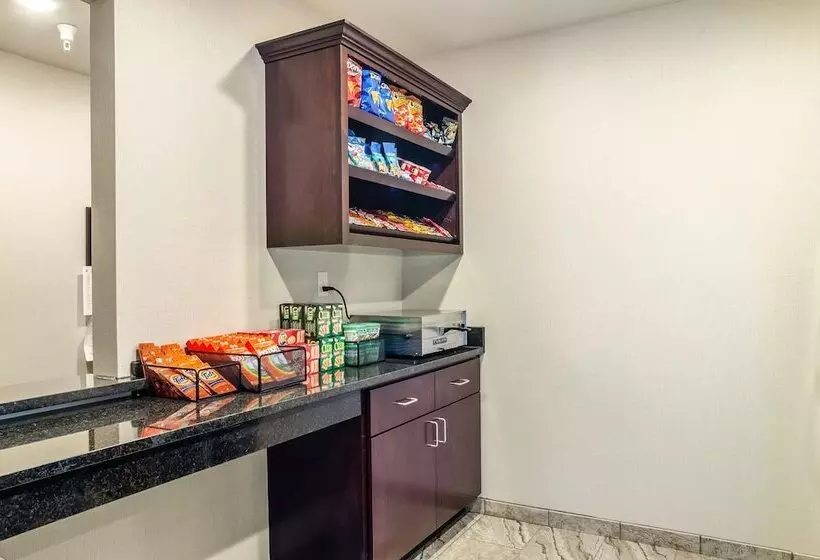 Hotelli Cobblestone Inn & Suites  Bridgeport