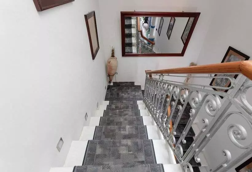 پانسیون Maleth Inn