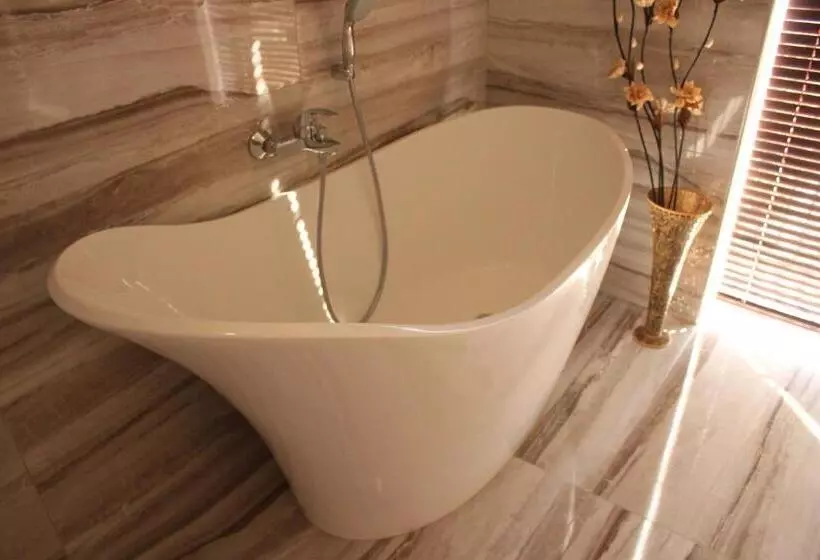 پانسیون Maleth Inn