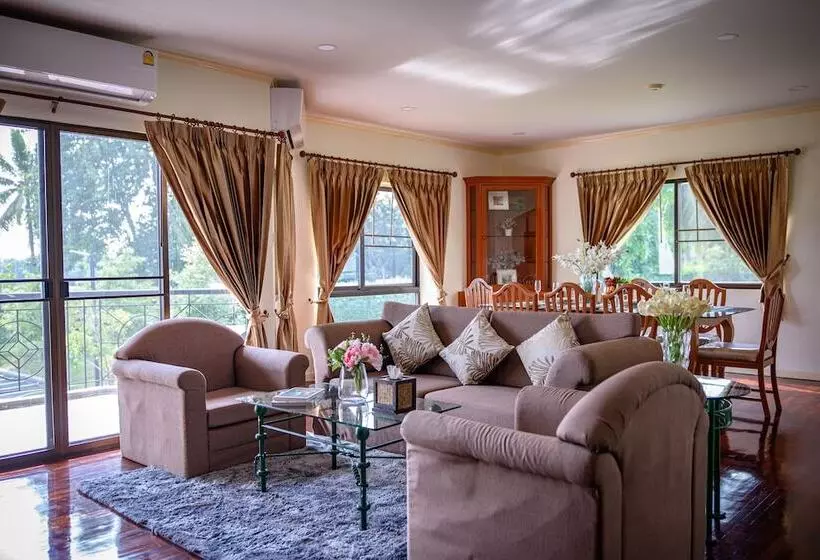 Seastar Hotel And Service Apartment