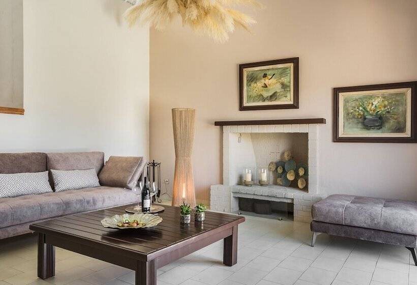 Malibu Studios   Elegant & Cosy