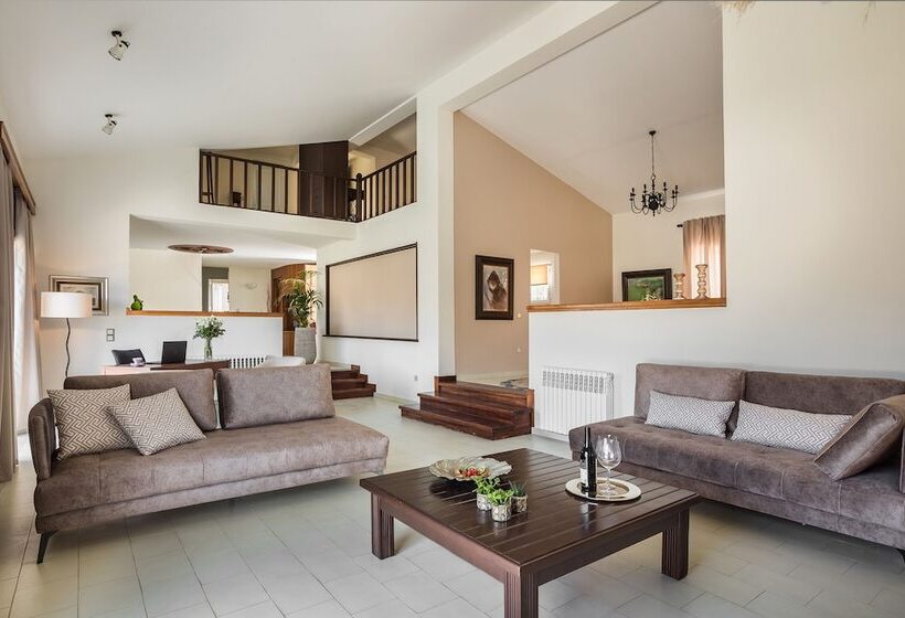 Malibu Studios   Elegant & Cosy