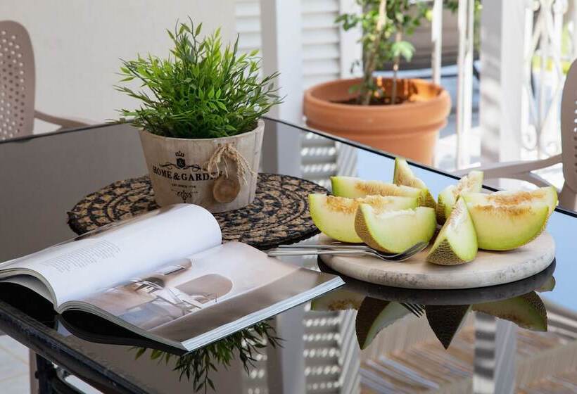 Malibu Studios   Elegant & Cosy