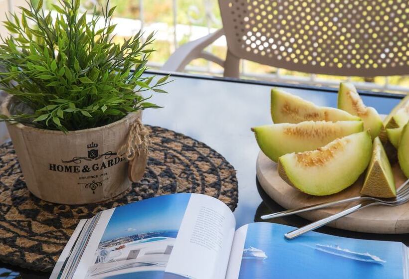 Malibu Studios   Elegant & Cosy