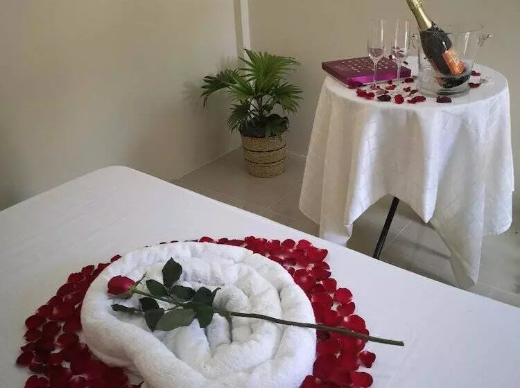 تختخواب و صبحانه Tropical Stay Accommodations