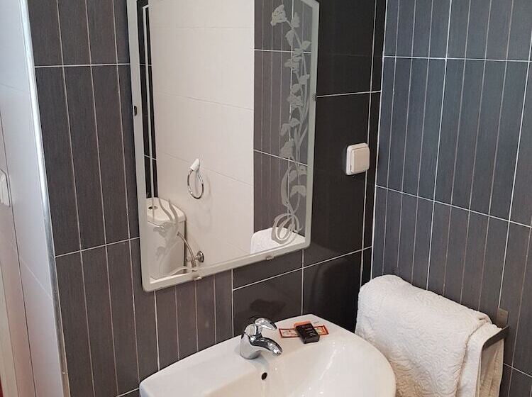 בית מלון כפרי Ambassy