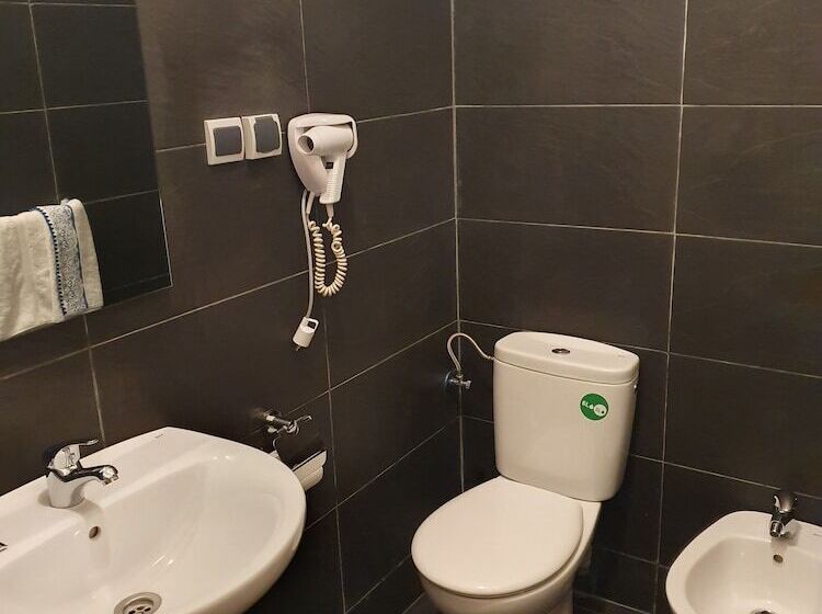 בית מלון כפרי Ambassy