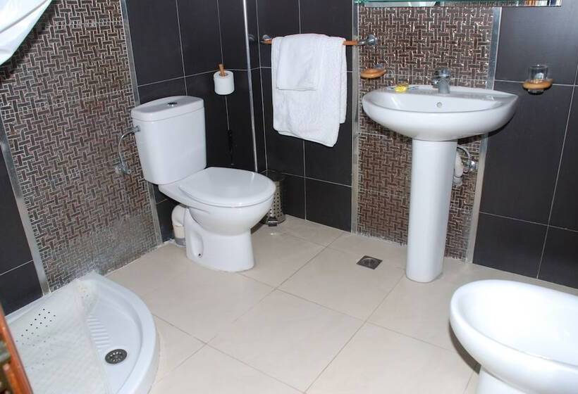 בית מלון כפרי Ambassy