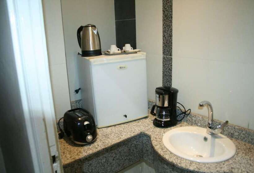 בית מלון כפרי Ambassy