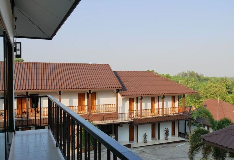 בית מלון כפרי Pattana Resort