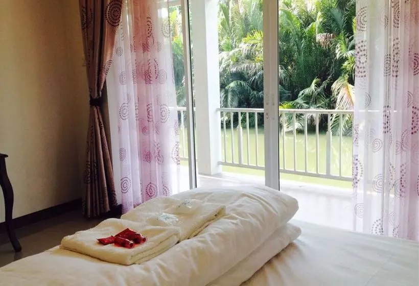 Majatalo Srisawad River Side