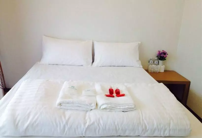 Majatalo Srisawad River Side