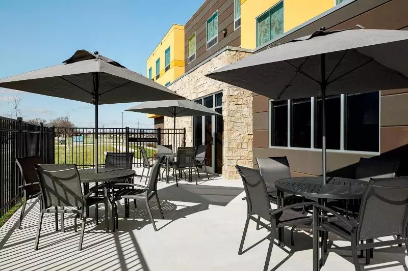 هتل Fairfield Inn & Suites By Marriott Salina
