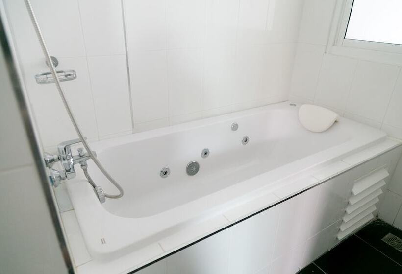 هتل The Canal Ratchaburi