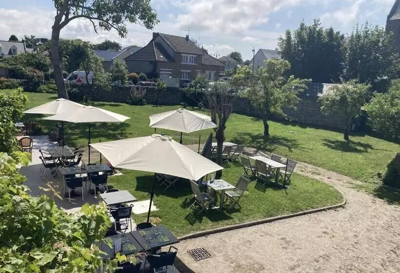 Hotelli Logis Auberge De Carolles