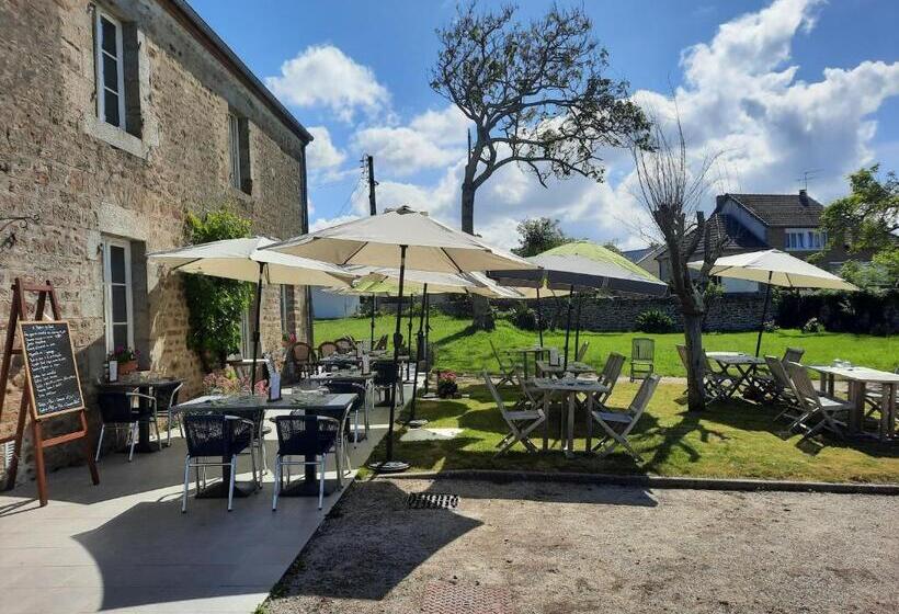 هتل Logis Auberge De Carolles