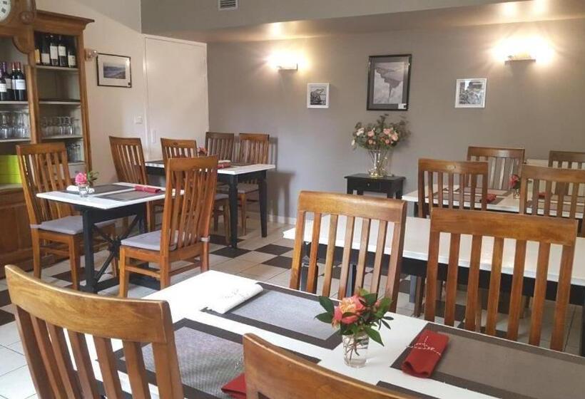 هتل Logis Auberge De Carolles