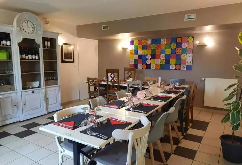 Hotelli Logis Auberge De Carolles