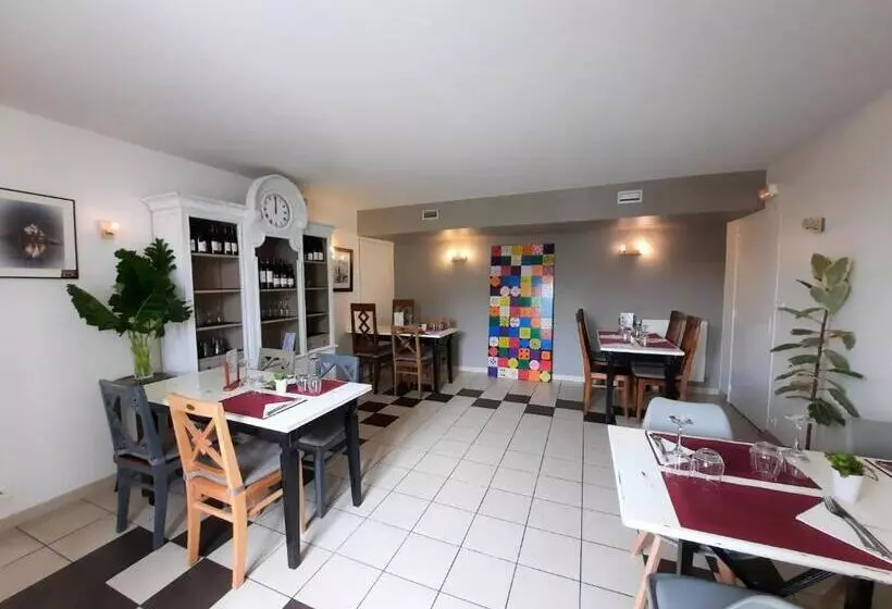 Hotelli Logis Auberge De Carolles