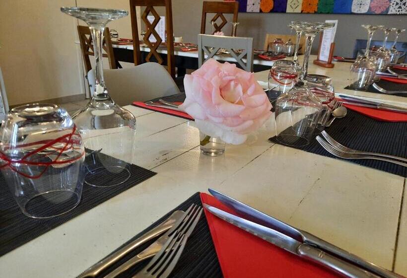 هتل Logis Auberge De Carolles