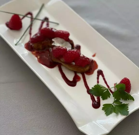 Hotelli Logis  Hostellerie Le Chatel Nangis