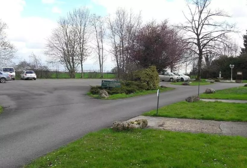 Hotelli Logis  Hostellerie Le Chatel Nangis