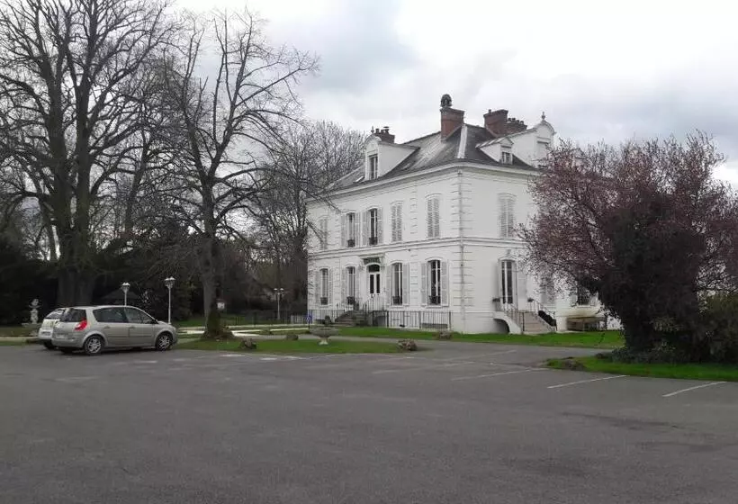 Hotelli Logis  Hostellerie Le Chatel Nangis