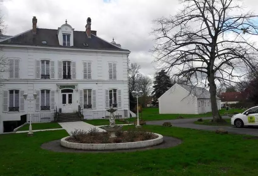 Hotelli Logis  Hostellerie Le Chatel Nangis