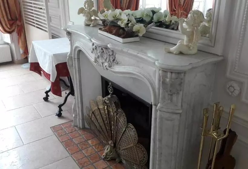 Hotelli Logis  Hostellerie Le Chatel Nangis