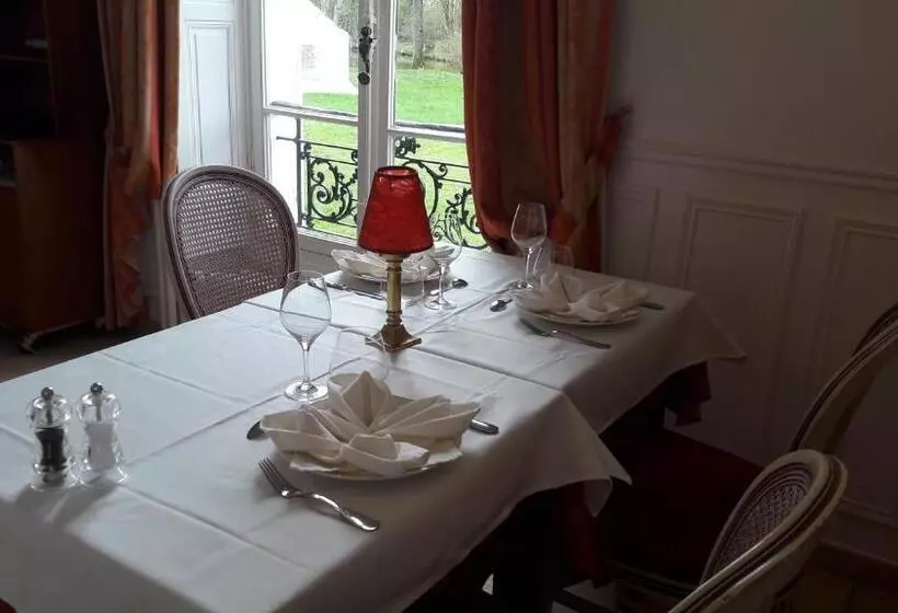 Hotelli Logis  Hostellerie Le Chatel Nangis