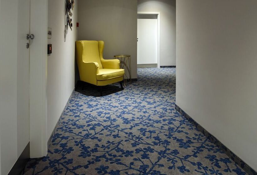 New Era Hotel Old Town Bucharest Parking With Fee Nearby