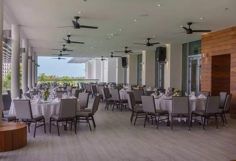 ホテル Renaissance Cancun Resort & Marina