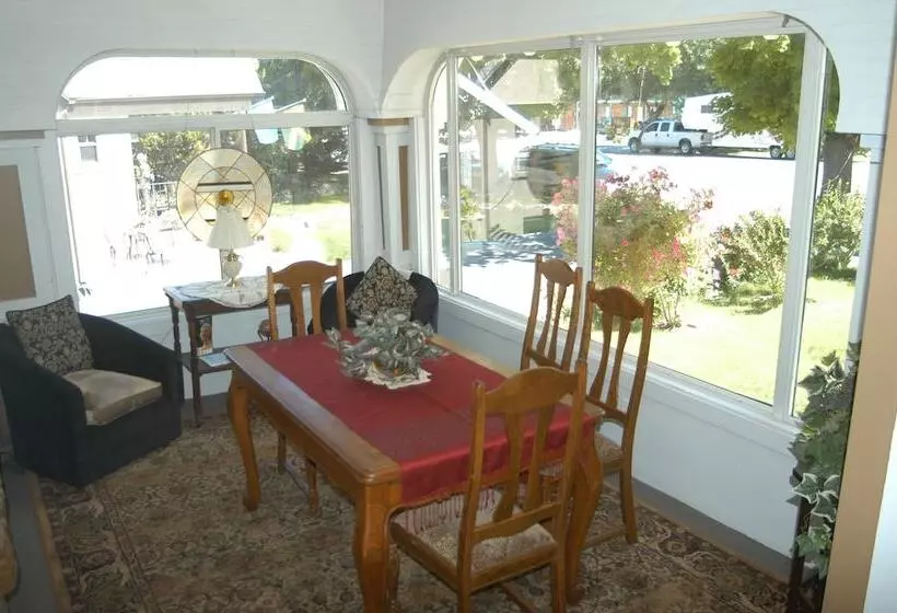 ベッドアンドブレックファースト Bard's Inn