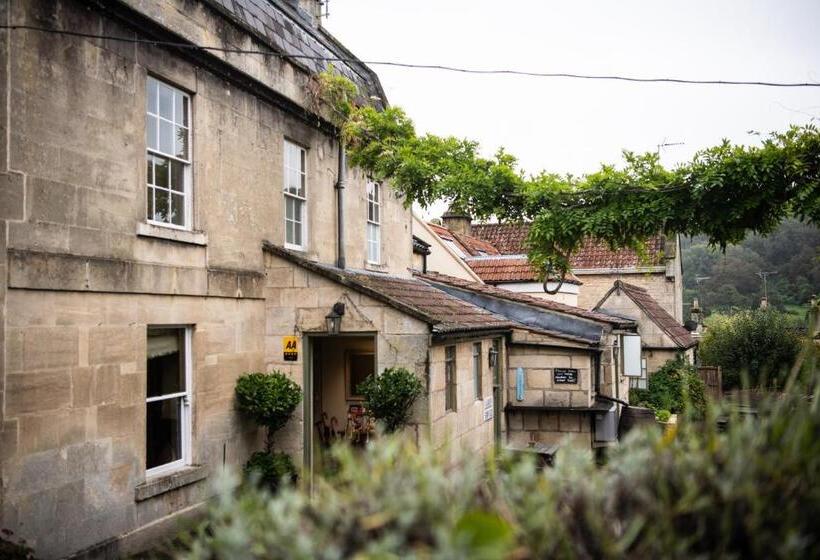 הוסטל Wheelwrights Arms Country Inn & Pub