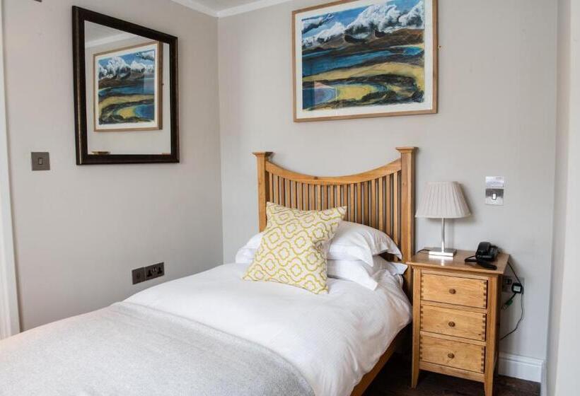 הוסטל Wheelwrights Arms Country Inn & Pub