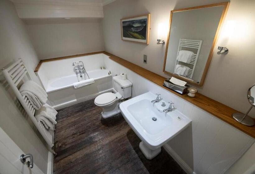 הוסטל Wheelwrights Arms Country Inn & Pub