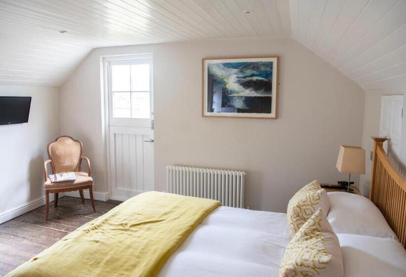 הוסטל Wheelwrights Arms Country Inn & Pub