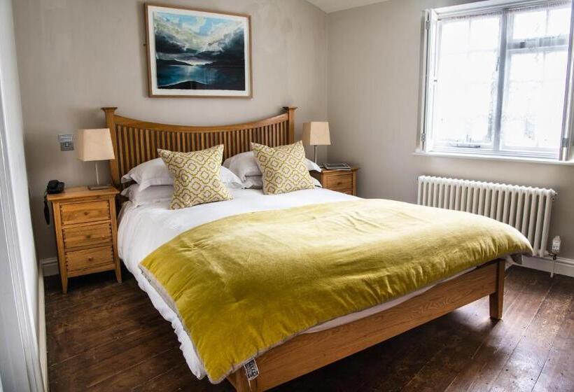 הוסטל Wheelwrights Arms Country Inn & Pub