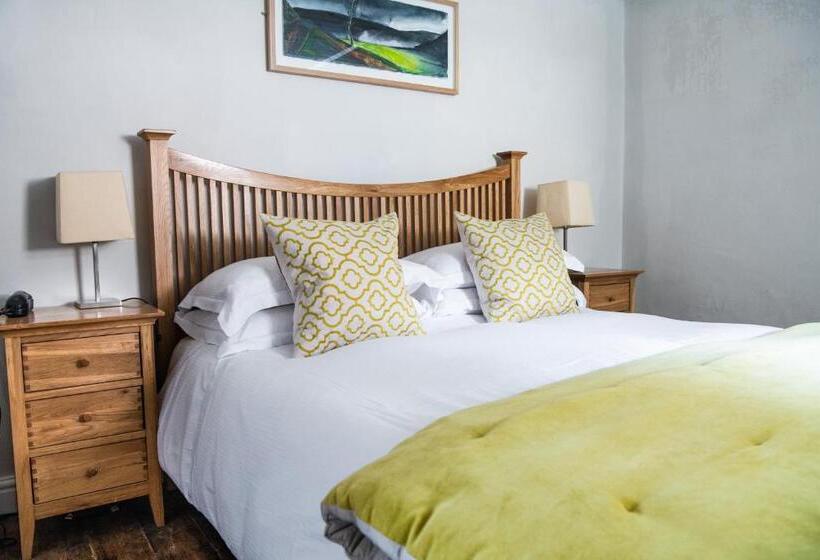 הוסטל Wheelwrights Arms Country Inn & Pub